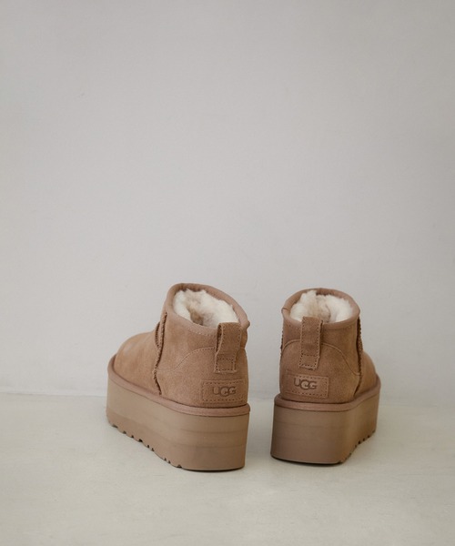 SALON adam et rope'（サロン アダム エ ロペ）の「【UGG（アグ）】クラシックウルトラミニプラットフォーム（ブーツ・レディース・ブラック/キャメル・22cm/23.0cm/24.0cm/25.0cm）」の3枚目の写真