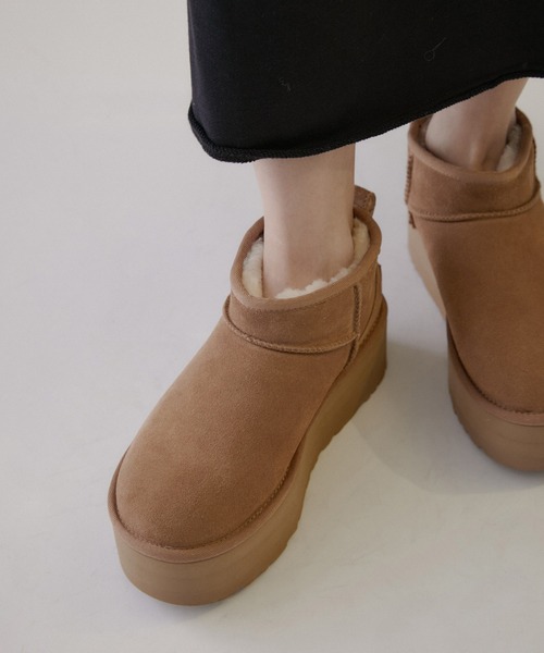 SALON adam et rope'（サロン アダム エ ロペ）の「【UGG（アグ）】クラシックウルトラミニプラットフォーム（ブーツ・レディース・ブラック/キャメル・22cm/23.0cm/24.0cm/25.0cm）」の4枚目の写真