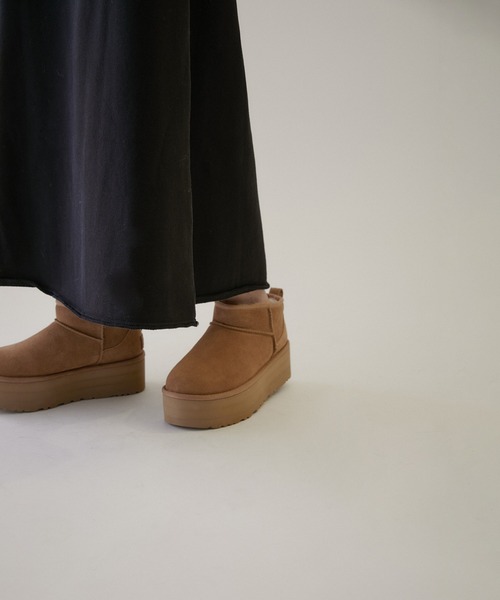 SALON adam et rope'（サロン アダム エ ロペ）の「【UGG（アグ）】クラシックウルトラミニプラットフォーム（ブーツ・レディース・ブラック/キャメル・22cm/23.0cm/24.0cm/25.0cm）」の5枚目の写真