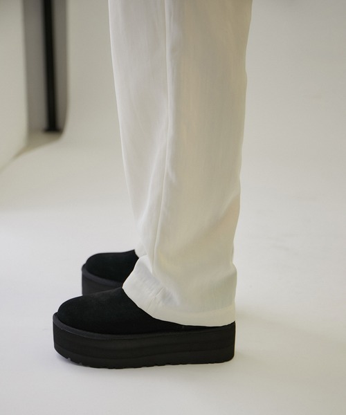 SALON adam et rope'（サロン アダム エ ロペ）の「【UGG（アグ）】クラシックウルトラミニプラットフォーム（ブーツ・レディース・ブラック/キャメル・22cm/23.0cm/24.0cm/25.0cm）」の17枚目の写真