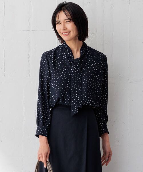 23区（ニジュウサンク）の「【洗える】バックサテンアムンゼン タイプリント ブラウス（シャツ/ブラウス・レディース・ホワイト系5/ネイビー系5・38/40）」の2枚目の写真