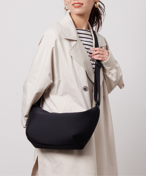 Chez toi（シェトワ）の「ダイバー素材ショルダーBAG（ショルダーバッグ・レディース・ブラック/グレー/ベージュ・ONE SIZE）」の2枚目の写真