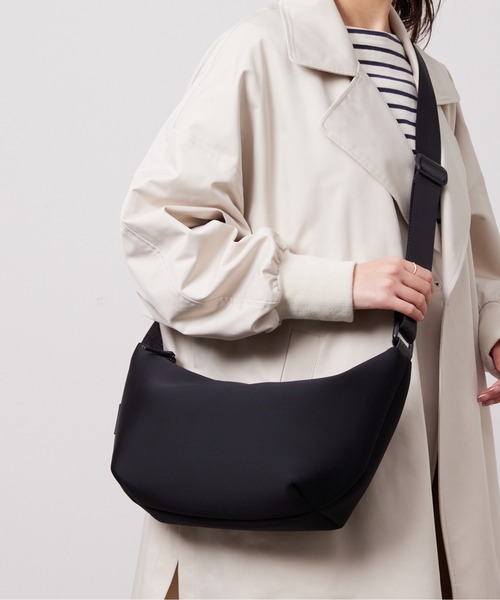 Chez toi（シェトワ）の「ダイバー素材ショルダーBAG（ショルダーバッグ・レディース・ブラック/グレー/ベージュ・ONE SIZE）」の4枚目の写真