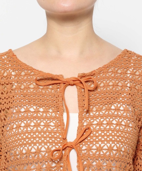 mysty woman（ミスティウーマン）の「【WEB限定】透かし編みリボンカーディガン  113918（カーディガン/ボレロ・レディース・ブラック/オフホワイト/オレンジ・FREE）」の15枚目の写真