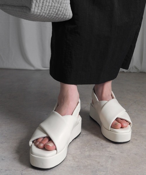 minia(ミニア)の「厚底クロスパフサンダル(サンダル・レディース・ブラック/シルバー/アイボリー・S/M/L/LL)」の2枚目の写真