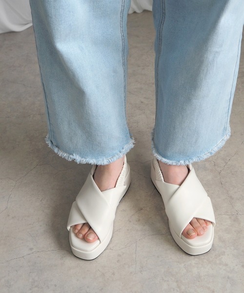 minia(ミニア)の「厚底クロスパフサンダル(サンダル・レディース・ブラック/シルバー/アイボリー・S/M/L/LL)」の4枚目の写真