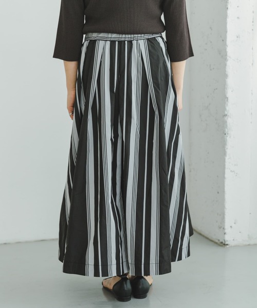 ITEMS URBANRESEARCH(アイテムズ アーバンリサーチ)の「ストライプボリュームスカート(スカート・レディース・ホワイト系その他/ブラック系その他・FREE)」の17枚目の写真