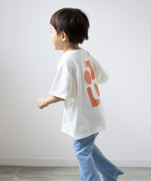 ooju（オージュ）の「【ooju】グラフィックバックプリントTシャツ（Tシャツ/カットソー・キッズ・チャコールグレー/アイボリー/グリーン・1/2/3/4）」の5枚目の写真