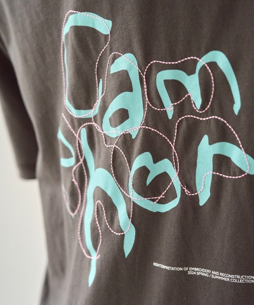 Camphor wood(カンファーウッド)の「camphor scrawl embroidery tee / 手書きチェーン刺繍ロゴグラフィックTシャツ(Tシャツ/カットソー・メンズ・レッド/スミクロ・LARGE/MEDIUM/SMALL)」の16枚目の写真
