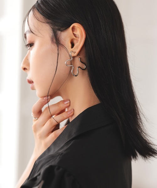 at.(アット)の「【at.】ayumi フラワーフープピアス(ピアス(両耳用)・レディース・シルバー/ゴールド・FREE)」の2枚目の写真