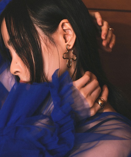 at.(アット)の「【at.】ayumi フラワーフープピアス(ピアス(両耳用)・レディース・シルバー/ゴールド・FREE)」の1枚目の写真