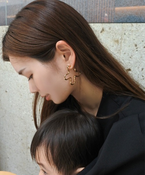 at.(アット)の「【at.】ayumi フラワーフープピアス(ピアス(両耳用)・レディース・シルバー/ゴールド・FREE)」の5枚目の写真