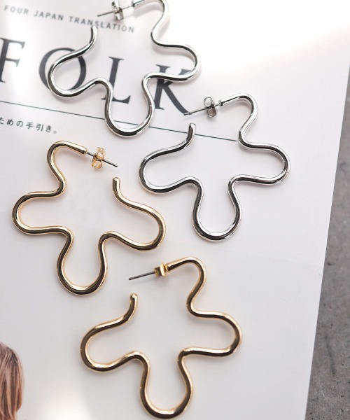at.(アット)の「【at.】ayumi フラワーフープピアス(ピアス(両耳用)・レディース・シルバー/ゴールド・FREE)」の4枚目の写真