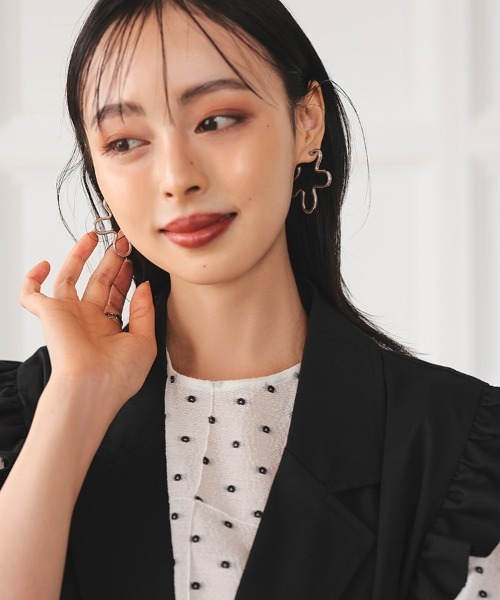 at.(アット)の「【at.】ayumi フラワーフープピアス(ピアス(両耳用)・レディース・シルバー/ゴールド・FREE)」の3枚目の写真