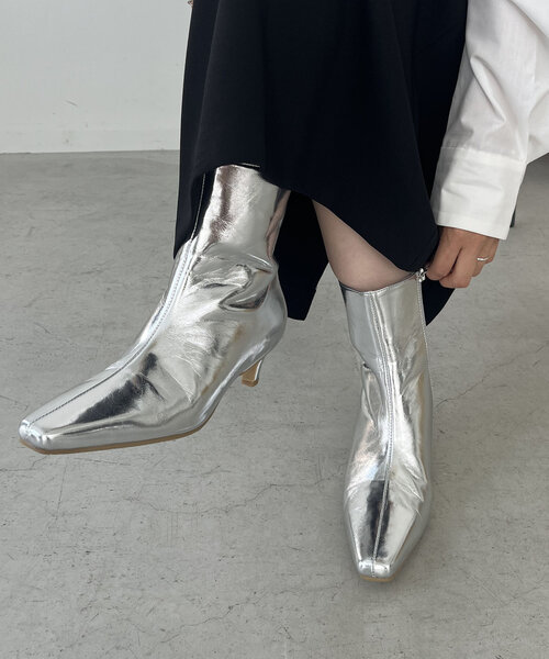 CAPRICIEUX LE'MAGE(カプリシューレマージュ)の「ポインテッドローヒールショートブーツ(パンプス・レディース・ブラック/シルバー・37/36/38)」の2枚目の写真