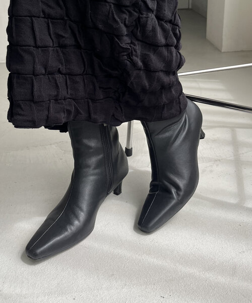 CAPRICIEUX LE'MAGE(カプリシューレマージュ)の「ポインテッドローヒールショートブーツ(パンプス・レディース・ブラック/シルバー・37/36/38)」の4枚目の写真