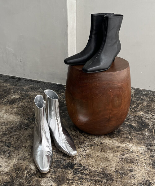 CAPRICIEUX LE'MAGE(カプリシューレマージュ)の「ポインテッドローヒールショートブーツ(パンプス・レディース・ブラック/シルバー・37/36/38)」の6枚目の写真