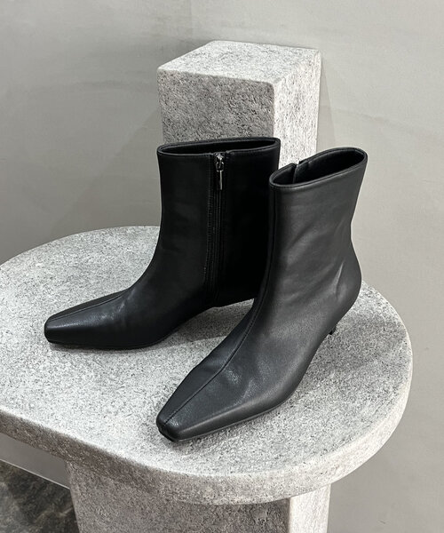 CAPRICIEUX LE'MAGE(カプリシューレマージュ)の「ポインテッドローヒールショートブーツ(パンプス・レディース・ブラック/シルバー・37/36/38)」の7枚目の写真