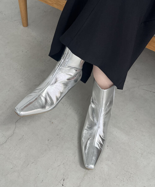 CAPRICIEUX LE'MAGE(カプリシューレマージュ)の「ポインテッドローヒールショートブーツ(パンプス・レディース・ブラック/シルバー・37/36/38)」の12枚目の写真