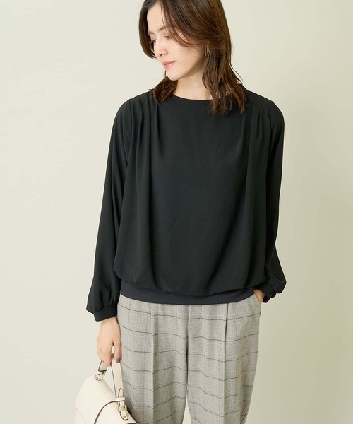 a.v.v(アーヴェヴェ)の「ドレープネックシアートップス(Tシャツ/カットソー・レディース・アイボリー/ブラック・34/36/38/40/42)」の1枚目の写真