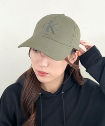 Calvin Klein（カルバン・クライン）の「Calvin Klein(カルバン・クライン)/MONOLOGO EMBROIDERED COTTON TWILL CAP/モノグラム ロゴ ベースボールキャップ（キャップ）」