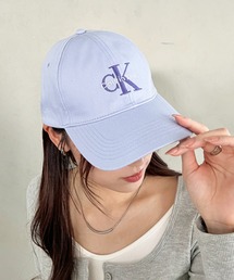 Calvin Klein（カルバン・クライン）の「Calvin Klein(カルバン・クライン)/MONOLOGO EMBROIDERED COTTON TWILL CAP/モノグラム ロゴ ベースボールキャップ（キャップ）」