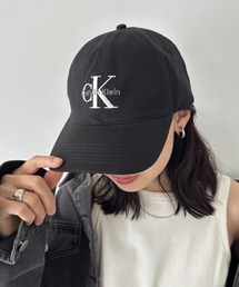 Calvin Klein（カルバン・クライン）の「Calvin Klein(カルバン・クライン)/MONOLOGO EMBROIDERED COTTON TWILL CAP/モノグラム ロゴ ベースボールキャップ（キャップ・レディース）」