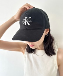 Calvin Klein（カルバン・クライン）の「Calvin Klein(カルバン・クライン)/MONOLOGO EMBROIDERED COTTON TWILL CAP/モノグラム ロゴ ベースボールキャップ（キャップ）」
