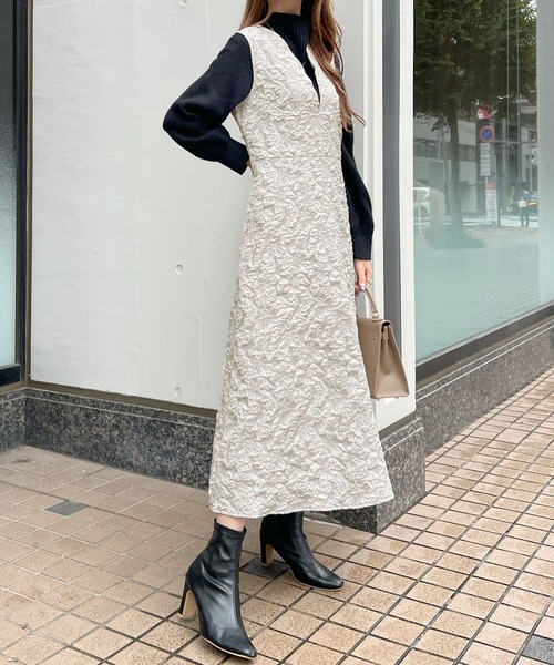 潜んだ華やかさをプラス。ジャガードフラワーワンピース(ワンピース)|Futier land(フューティアランド) 潜んだ華やかさをプラス。ジャガードフラワーワンピース(ワンピース)|Futier land(フューティアランド)