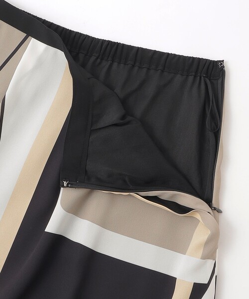 MACKINTOSH LONDON(マッキントッシュ ロンドン)の「Mダイヤモンドシェイプパネルプリントスカート(スカート・レディース・ブラック/ネイビー・38/36)」の9枚目の写真