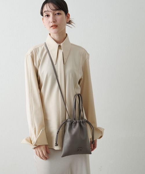 IACUCCI(イアクッチ)の「グラネッロ 2WAYTOTE CERVO(ショルダーバッグ・レディース・キャメル/チャコールグレー/ピンクベージュ/レッド/ベージュ/グレー/スカイブルー/アイボリー/ブルー/ミント/パープル/イエロー/ライトグレー/サーモンピンク・FREE)」の15枚目の写真