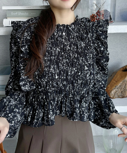 Ada.(エイダ)の「シャーリング フリル ボリュームスリーブ ブラウス 花柄/無地(シャツ/ブラウス・レディース・ブルー/ブラック/アイボリー/ホワイト・FREE)」の5枚目の写真