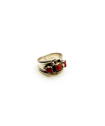 Indian Jewelry（インディアンジュエリー）の「THEATER シアター スリーコーラルデザインシルバーリング  Made in USA（リング）」