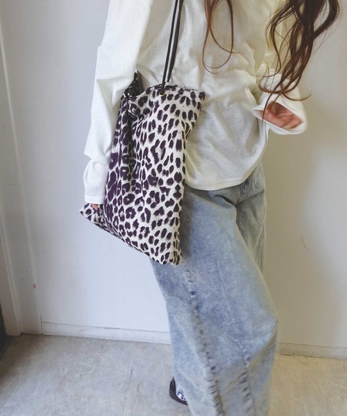 CORNERS（コーナーズ）の「【A4サイズ対応】フェイクスエードヒョウ柄トートバッグ（トートバッグ・レディース・オフホワイト/ブラウン・FREE）」の2枚目の写真