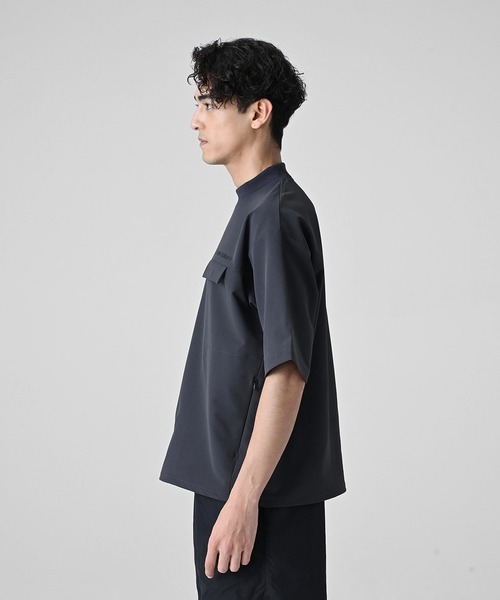 NEW BALANCE(ニューバランス)の「MET24 Woven Mockneck Tee(Tシャツ/カットソー・メンズ・カーキブラウン/ブラック・MEDIUM/LARGE/X-LARGE/SMALL)」の3枚目の写真