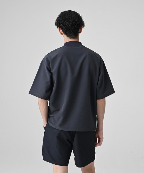 NEW BALANCE(ニューバランス)の「MET24 Woven Mockneck Tee(Tシャツ/カットソー・メンズ・カーキブラウン/ブラック・MEDIUM/LARGE/X-LARGE/SMALL)」の4枚目の写真
