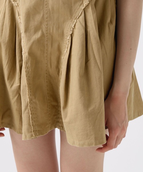 FOREVER 21（フォーエバー トゥエンティーワン）の「【2025SS】ツイルプリーツミニキャミワンピース（ワンピース・レディース・カーキ/ベージュ・FREE）」の12枚目の写真