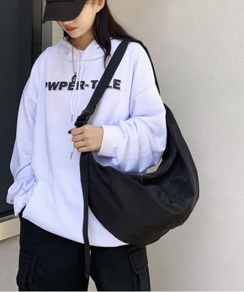 folka(フォルカ)の「5E25 ビッグシルエット クロスボディバッグ(ショルダーバッグ・レディース・ブラック・ONESIZE)」の6枚目の写真