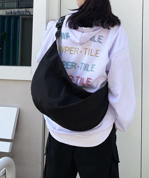 folka(フォルカ)の「5E25 ビッグシルエット クロスボディバッグ(ショルダーバッグ・レディース・ブラック・ONESIZE)」の7枚目の写真