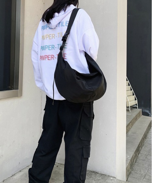 folka(フォルカ)の「5E25 ビッグシルエット クロスボディバッグ(ショルダーバッグ・レディース・ブラック・ONESIZE)」の8枚目の写真