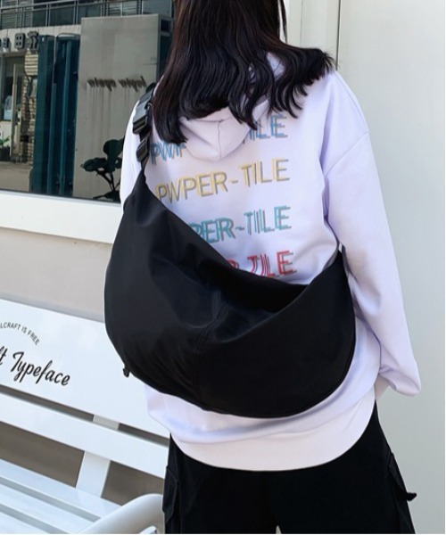 folka(フォルカ)の「5E25 ビッグシルエット クロスボディバッグ(ショルダーバッグ・レディース・ブラック・ONESIZE)」の10枚目の写真
