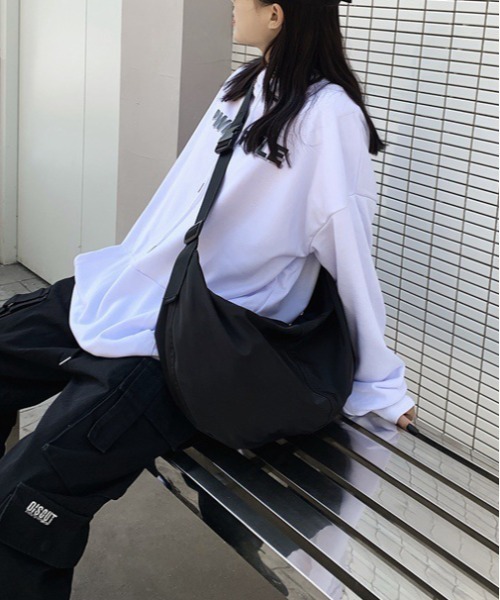 folka(フォルカ)の「5E25 ビッグシルエット クロスボディバッグ(ショルダーバッグ・レディース・ブラック・ONESIZE)」の11枚目の写真