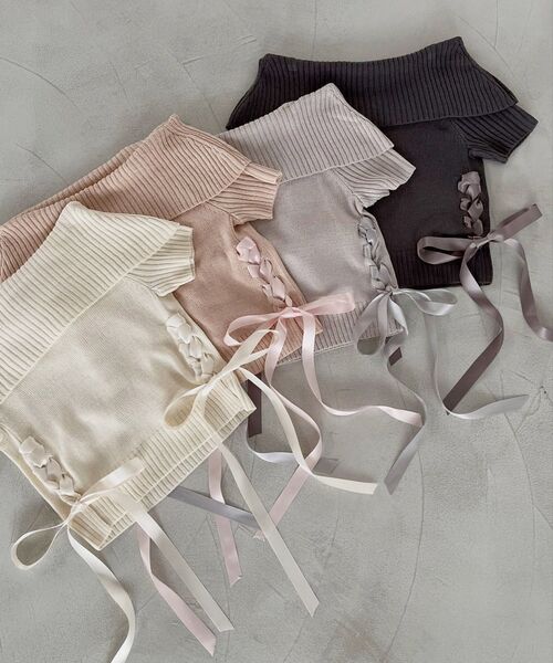 MAJESTIC LEGON(マジェスティックレゴン)の「レースアップオフショルニット(ニット/セーター・レディース・アイボリー/グレー/チャコールグレー/ピンク・MEDIUM)」の1枚目の写真