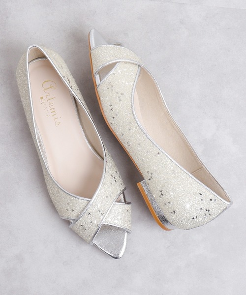 artemis by DIANA（アルテミスバイダイアナ）の「クロスデザイン　オープントゥフラットシューズ（パンプス・レディース・ピンク/ブラック/シルバー/ブルー・22.5cm/23.0cm/23.5cm/24.0cm/24.5cm/22.0cm）」の4枚目の写真