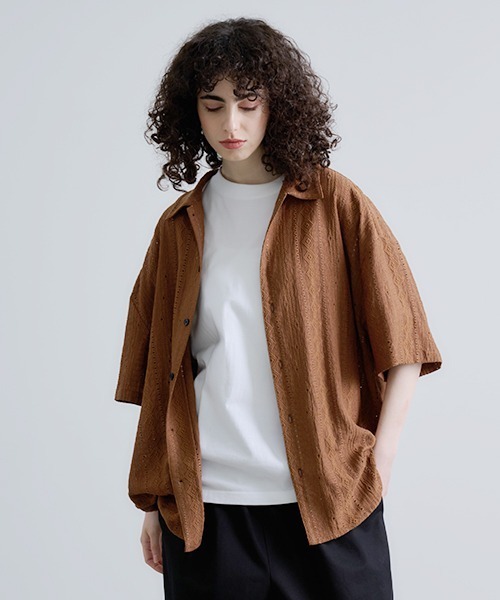 Revo.(レボ)の「Revo. ジオメストライプ セミオープンカラー シアーシャツ(シャツ/ブラウス・メンズ・ブラック/ホワイト/ブラウン・2/1)」の6枚目の写真