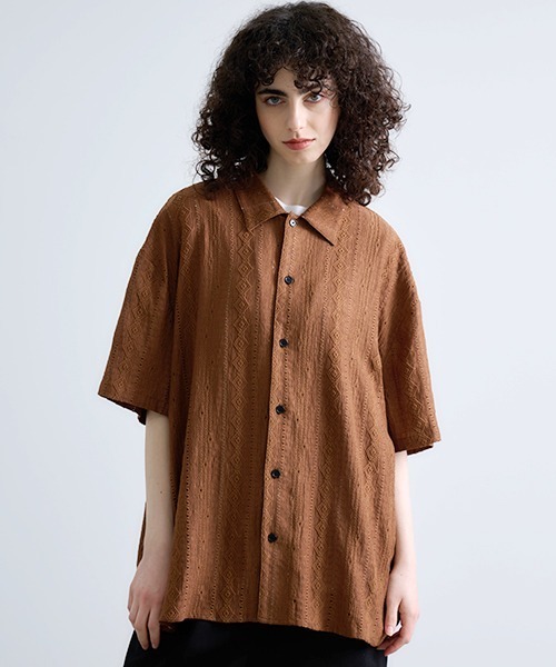 Revo.(レボ)の「Revo. ジオメストライプ セミオープンカラー シアーシャツ(シャツ/ブラウス・メンズ・ブラック/ホワイト/ブラウン・2/1)」の8枚目の写真