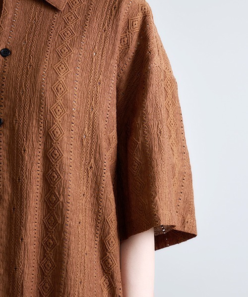 Revo.(レボ)の「Revo. ジオメストライプ セミオープンカラー シアーシャツ(シャツ/ブラウス・メンズ・ブラック/ホワイト/ブラウン・2/1)」の10枚目の写真