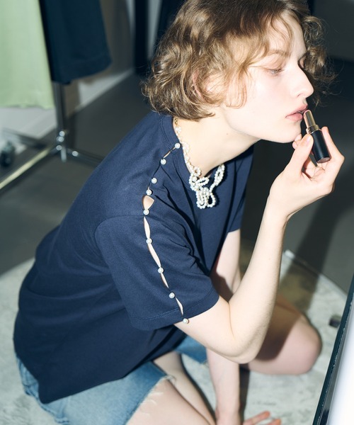 LE CIEL BLEU(ルシェルブルー)の「ボクシーTシャツwパールエンベリッシュメント / Boxy T-shirt w/Pearl Embellishment(Tシャツ/カットソー・レディース・オフホワイト/ブラック/ネイビー・36)」の3枚目の写真