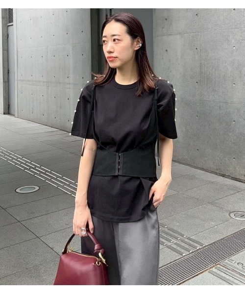 LE CIEL BLEU(ルシェルブルー)の「ボクシーTシャツwパールエンベリッシュメント / Boxy T-shirt w/Pearl Embellishment(Tシャツ/カットソー・レディース・オフホワイト/ブラック/ネイビー・36)」の2枚目の写真