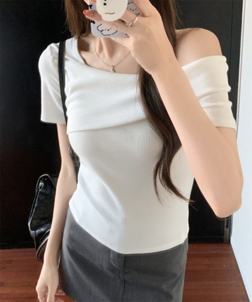 NANEA(ナネア)の「ワンショルダーアシンメトリーTシャツ(Tシャツ/カットソー・レディース・ホワイト/ブラック・SMALL/MEDIUM/LARGE)」の6枚目の写真